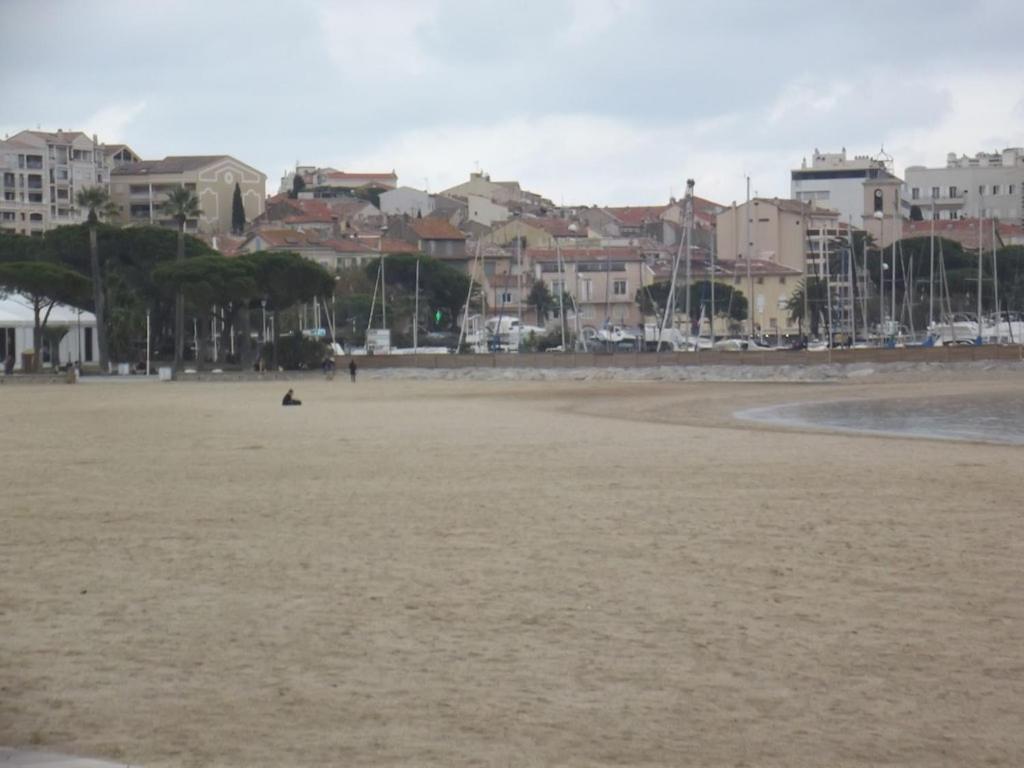 Appartement Spacieux Et Calme Classe 4 Etoiles, A 300M De La Mer 圣马克西姆 外观 照片