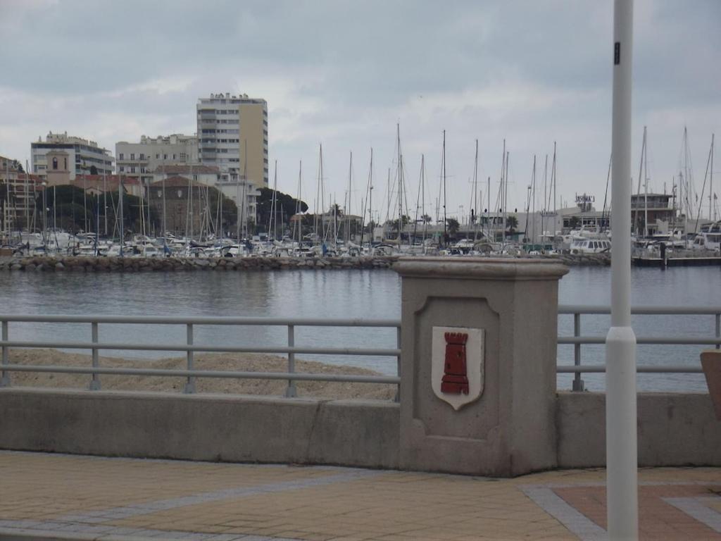 Appartement Spacieux Et Calme Classe 4 Etoiles, A 300M De La Mer 圣马克西姆 外观 照片